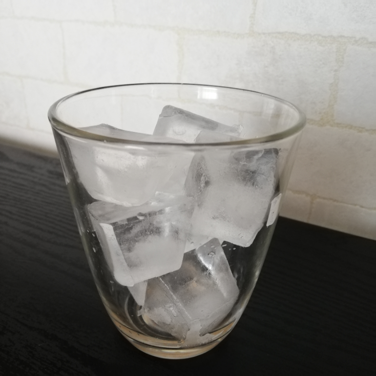 グラスいっぱいに入った氷
